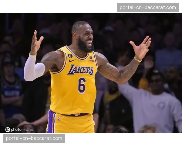 镜头捕捉：NBA赛场，詹姆斯常规赛总得分突破45000分瞬间